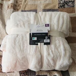 Mainstays Soft Cream Faux Fur Blanket